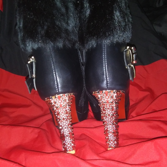 Vera Cuoio
240 Studded Heels Size 7. Sexy time - Picture 6 of 6